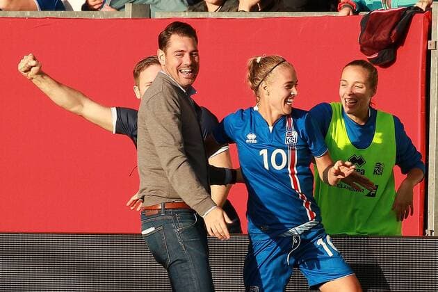 20 10 2017 xavx Soccer World Cup Qualification Women Germany Iceland emspor v l celebrate the goal Torjubel zum 1 2 by Elin Jensen Iceland Iceland Coach Coach Freyr Alexandersson Iceland Iceland Dagny Brynjarsdottir Iceland Iceland Wiesbaden