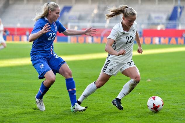 Duel at the side line Rakel Hönnudóttir Iceland 22 Tabea Kemme Germany Germany DFB 22 Soccer World Cup 2019 Qualification Germany Iceland xmkx