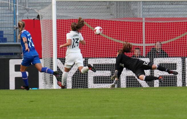 20 10 2017 xsvx Soccer World Cup Qualification Women Germany Iceland emspor v l Dagny Brynjarsdottir Iceland scores the goal for scores the Goal 1 3 Melanie Leupolz German women National team DFB Laura Benkarth German women National team DFB Wiesbaden
