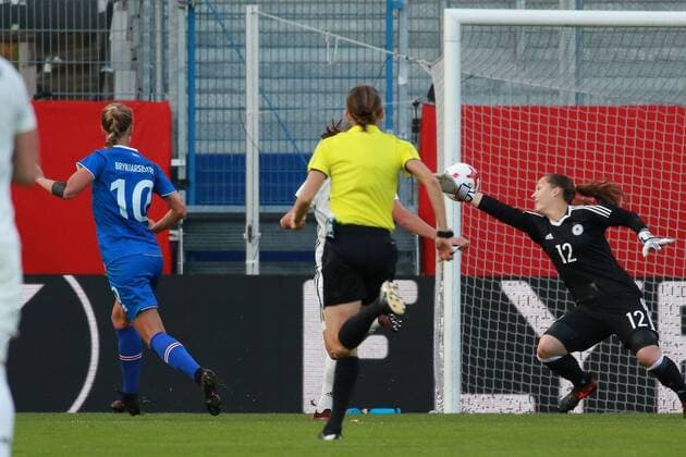 20 10 2017 xavx World Cup Qualification Women Germany Iceland emspor v l Goal scored Goal to 1 3 by Dagny Brynjarsdottir Iceland Iceland Goalkeeper Laura Benkarth Germany Germany Wiesbaden