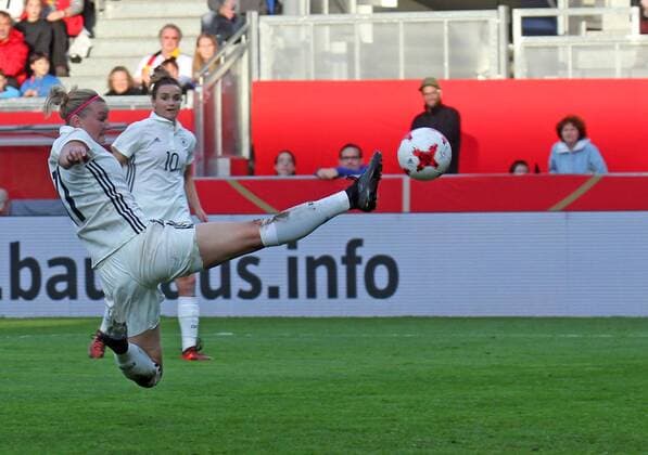 20 10 2017 xsvx Soccer World Cup Qualification Women Germany Iceland emspor v l Alexandra Popp German Women National Team DFB Wiesbaden