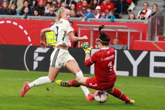 20 10 2017 xavx World Cup Qualification Women Germany Iceland emspor v l Goal scored Goal for 2 3 Lea Schüller Germany Germany Gudbjörg Gunnarsdottir Iceland Iceland Wiesbaden