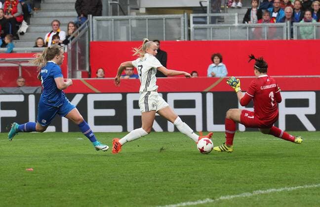 20 10 2017 xsvx Soccer World Cup Qualification Women Germany Iceland emspor v l Ingibjörg Sigurdardottir Iceland Lea Schüller German Women National Team DFB Gudbjörg Gunnarsdottir Iceland scores the goal to scores the Goal 2 3 Wiesbaden
