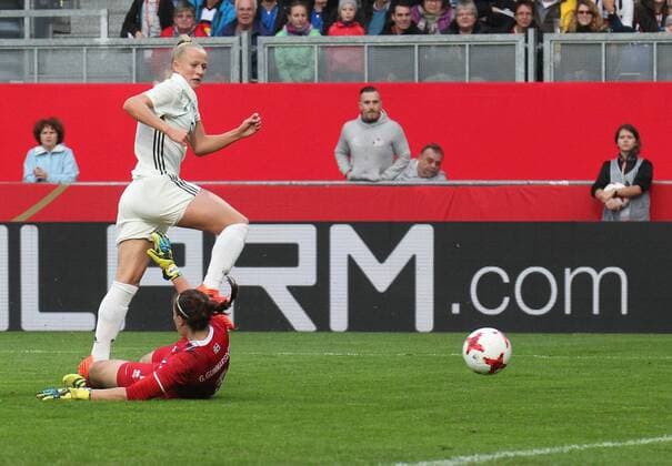 20 10 2017 xsvx Soccer World Cup Qualification Women Germany Iceland emspor v l Lea Schüller German Women National Team DFB Gudbjörg Gunnarsdottir Iceland scores the goal to scores the Goal 2 3 Wiesbaden