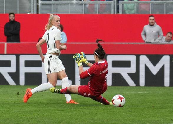20 10 2017 xsvx Soccer World Cup Qualification Women Germany Iceland emspor v l Lea Schüller German Women National Team DFB Gudbjörg Gunnarsdottir Iceland scores the goal to scores the Goal 2 3 Wiesbaden
