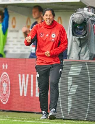 Steffi JONES trainer chef girlfriend DFB womens jubilation cheering after the gate to the 2 3 cheering jubilation cheer joy emotions celebrations laughter cheerfully cheerfully tear your arms up the fist ISLAND 2 3 Soccer Laenderspiel womens qualification for the 2019 World Cup in France Wiesbaden Germany 20 10 2017
