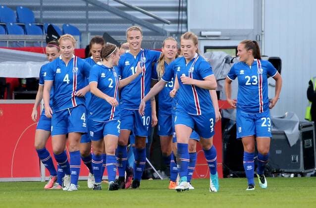Germany Wiesbaden Brita Arena 20 10 2017 Soccer Womens World Cup Qualification Germany Iceland Image Goalkeeper to score 3 3 Dagny Brynjarsdottir Iceland 10 m Copyright: HMBxMedia xHeikoxBecker