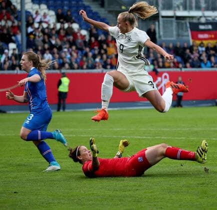 Germany Wiesbaden Brita Arena 20 10 2017 Soccer World Cup Qualification Germany Iceland Image Lea Schüller Germany 9 r scores the connection to 3 2 Ingibjörg Sigurdardottir Iceland 3 lk Goalkeeper Gudbjörg Gunnarsdottir Iceland 1 m is beaten Copyright: HMBxMedia xHeikoxBecker
