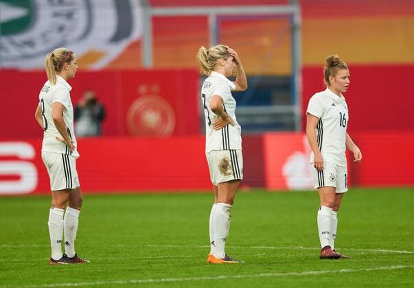 Lena GOESSLING DFB 8 Kathrin HENDRICH DFB 3 Linda DALLMANN DFB 16 emotions disappointed disappointment frustrated sadness sad desperation desperation GERMANY ISLAND Soccer Laenderspiel Ladies Qualification for the World Cup 2019 in France Wiesbaden Germany 20 10 2017