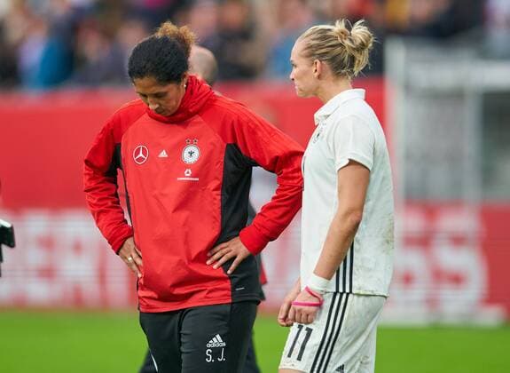 Steffi JONES trainer chef girlfriend DFB ladies Alexandra POPP DFB 11 emotions disappointed disappointment frustrated sadness sad desperation desperation GERMANY ISLAND Soccer Laenderspiel womens qualification for the 2019 World Cup in France Wiesbaden Germany 20 10 2017