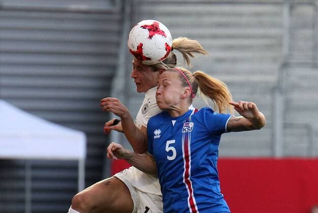 20 10 2017 xsvx Soccer World Cup Qualification Women Germany Iceland emspor v l Annaballes German Women National Team DFB Gunnhildur Yrsa Jonsdottir Iceland Headballdual Kopfball Zweikampf Wiesbaden