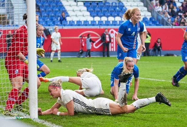 Alexandra POPP DFB 11 Kathrin HENDRICH DFB 3 emotions disappointed disappointment frustration frustrated desperate despair grief sad lying on the ground GERMANY ISLAND 2 3 Soccer Laenderspiel Women Qualification for the World Cup 2019 in France Wiesbaden Germany 20 10 2017