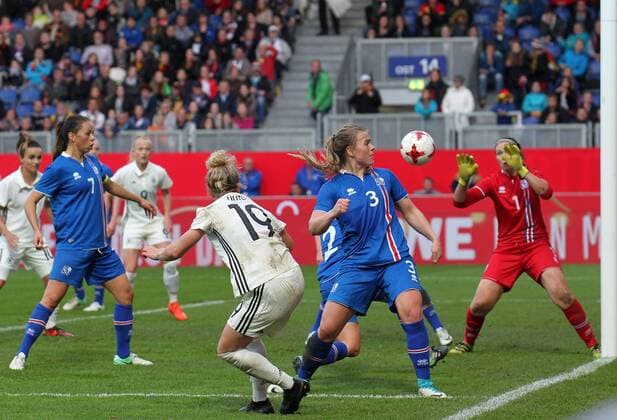 20 10 2017 xsvx Soccer World Cup Qualification Women Germany Iceland emspor v l Svenja Huth German Women National Team DFB Ingibjörg Sigurdardottir Iceland Gudbjörg Gunnarsdottir Iceland Wiesbaden