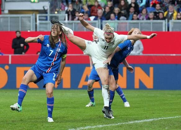 20 10 2017 xsvx Soccer World Cup Qualification Women Germany Iceland emspor v l Sara Björk Gunnarsdottir Iceland Alexandra Popp German Women National Team DFB Wiesbaden