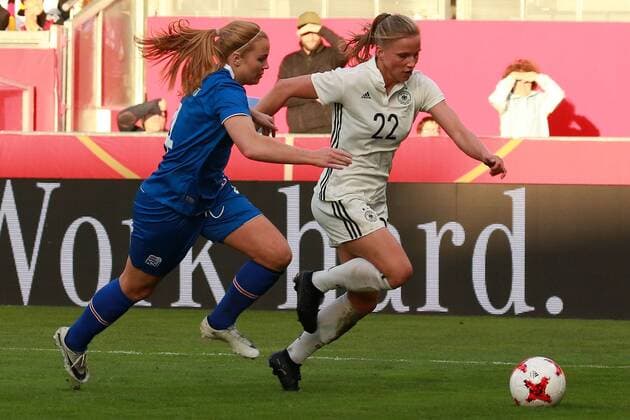 20 10 2017 xavx Soccer World Cup Qualification Women Germany Iceland emspor v l Tabea Kemme Germany Germany Glodis Viggosdottir Iceland Iceland Wiesbaden