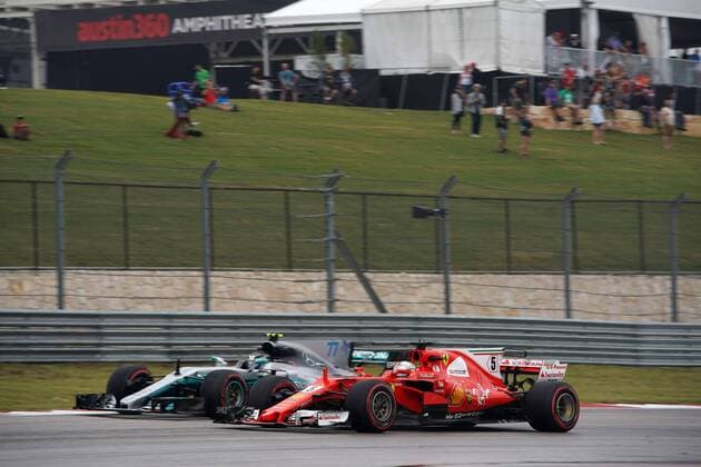 Bilder des Tages - SPORT 20.10.2017 - Free Practice 1, Valtteri Bottas (FIN) Mercedes AMG F1 W08 and Sebastian Vettel (GER) Scuderia Ferrari SF70H United States Grand Prix, Austin 19 - 22 October 2017 20.10.2017 - Free Practice 1, Valtteri Bottas (FIN) Mercedes AMG F1 W08 and Sebastian Vettel (GER) Scuderia Ferrari SF70H 