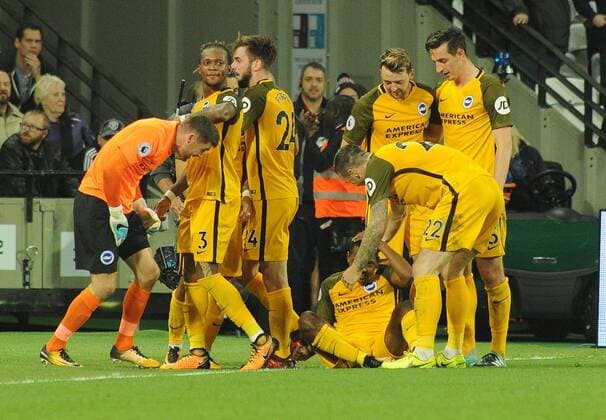 Football - 2017 2018 Premier League - West Ham United vs. Brighton & Hove Albion Brighton goalkeeper runs the length of the pitch to join in the celebrations for goal no 2 - scorer Jose Izquierdo at The London Stadium. COLORSPORT ANDREW COWIE 