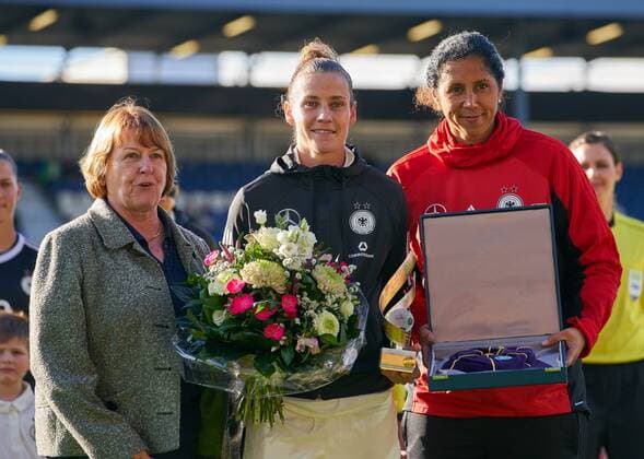 Honoring for Simone LAUDEHR DFB 6 to the 100 Laenderspiel by DFB Vice - President Hannelore Ratzeburg Steffi JONES Coachwoman Cheerleader DFB Ladies congratulated GERMANY ICELAND 2 3 Soccer Laenderspiel Women s qualification for the World Cup 2019 in France Wiesbaden Germany 20 10 2017