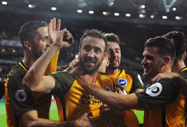Bilder des Tages - SPORT Football - 2017 2018 Premier League - West Ham United vs. Brighton & Hove Albion Glenn Murray of Brighton celebrates his second goal from the penalty spot with team mates at The London Stadium. COLORSPORT ANDREW COWIE 