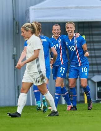 Dagny BRYNJARSDOTTIR ISL 10 Gambler with Hallbera GISLADOTTIR ISL 11 Ingibjoerg SIGURDARDOTTIR ISL 3 Cheering after the gate to the 1 3 cheering cheer cheer joy emotions celebrations laughter cheerfully joy tears the arms upstarts the fist Anna BLAESSE DFB 14 emotions disappointed disappointment frustration frustrated sadness sad desperate despair GERMANY ISLAND 2 3 Soccer Laenderspiel Women Qualification for the World Cup 2019 in France Wiesbaden Germany 20 10 2017