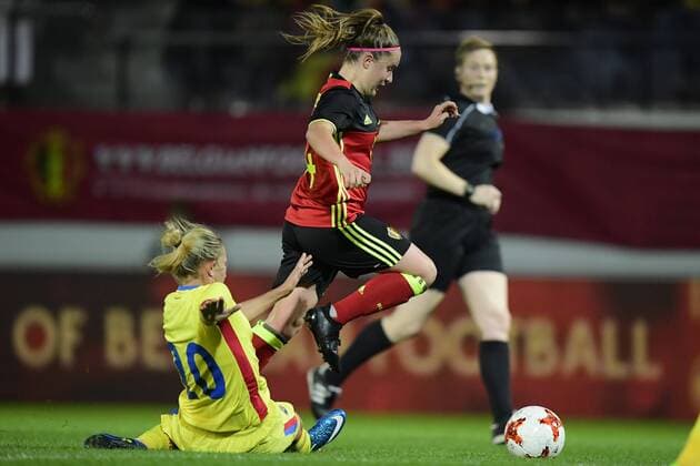LEUVEN, BELGIUM - OCTOBER 20 : Davina Vanmechelen forward of Belgium jumps over a tackle of Brigitta Goder of Romania during the Women s 2019 World Cup Qualifier Group F match between Belgium and Romania at the Den Dreef Stadium on October 20, 2017 in Leuven, Belgium, 20 10 2017 FOOTBALL : Belgique vs Roumanie - Qualification Coupe du Monde Femine 2019 - 21 10 2017 PhotoNews Panoramic 