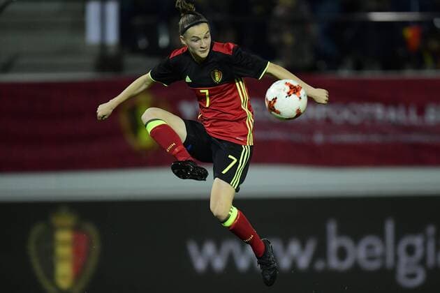 LEUVEN, BELGIUM - OCTOBER 20 : Elke Van Gorp forward of Belgium controls the ball during the Women s 2019 World Cup Qualifier Group F match between Belgium and Romania at the Den Dreef Stadium on October 20, 2017 in Leuven, Belgium, 20 10 2017 FOOTBALL : Belgique vs Roumanie - Qualification Coupe du Monde Femine 2019 - 21 10 2017 PhotoNews Panoramic 