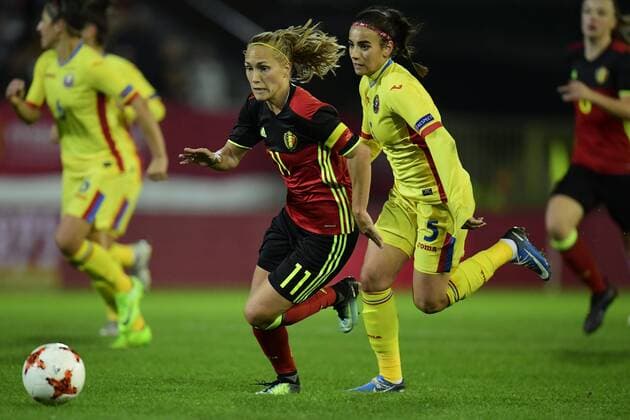 LEUVEN, BELGIUM - OCTOBER 20 : Janice Cayman forward of Belgium is attacking in front of Teodora Meluta of Romania during the Women s 2019 World Cup Qualifier Group F match between Belgium and Romania at the Den Dreef Stadium on October 20, 2017 in Leuven, Belgium, 20 10 2017 FOOTBALL : Belgique vs Roumanie - Qualification Coupe du Monde Femine 2019 - 21 10 2017 PhotoNews Panoramic 