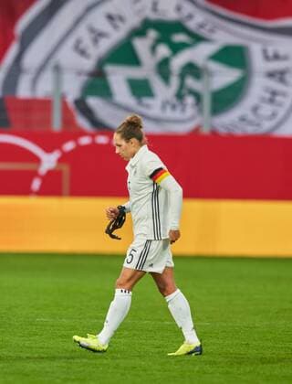 Babett PETER DFB 5 Emotions disappointed disappointment frustrated sadness despair frustration desperation desperation full figure portrait single action individual GERMANY ISLAND 2 3 Soccer Laenderspiel Women Qualification for the World Cup 2019 in France Wiesbaden Germany 20 10 2017
