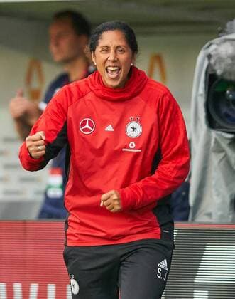 Steffi JONES Coachwoman Chetrainerin DFB Ladies Torque Jubilee after the goal to the 2 3 by Lea SCHUELLER DFB 9 Matchmaking jubilation cheer joy joy emotions celebrations laughter cheerfully joy rips the arms highballts the fist GERMANY ISLAND 2 3 Soccer Laenderspiel Ladies Qualification for the World Cup 2019 in France Wiesbaden Germany 20 10 2017
