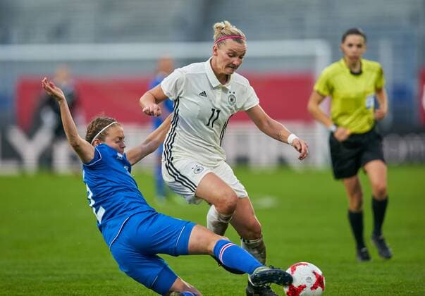 Alexandra POPP DFB 11 Twitters Action around the ball against Sif ATLADOTTIR ISL 2 Action Twinkle Tackling Ball Action GERMANY ISLAND 2 3 Soccer Laenderspiel Women Qualification for the World Cup 2019 in France Wiesbaden Germany 20 10 2017