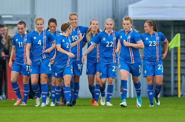 Dagny BRYNJARSDOTTIR ISL 10 goal cheering cheering after the gate to the 1 3 with Sif ATLADOTTIR ISL 2 squeegee HOENNUDOTTIR ISL 22 Ingibjoerg SIGURDARDOTTIR ISL 3 Elin JENSEN ISL 15 Fanndis FRIDRIKSDOTTIR ISL 23 Hallbera GISLADOTTIR ISL 11 Glodis VIGGOSDOTTIR ISL 4 cheering cheer cheers joy emotions celebrations laughter cheers rejoice the arms raise the ball fist GERMANY ISLAND 2 3 Soccer Laenderspiel Women s qualification for the World Cup 2019 in France Wiesbaden Germany 20 10 2017