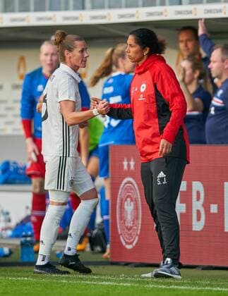 Simone LAUDEHR DFB 6 Steffi JONES Coachwoman DFB Ladies Substitution Substitution Substitution Substitution GERMANY ISLAND 2 3 Football Laenderspiel Women Qualification for the World Cup 2019 in France Wiesbaden Germany 20 10 2017