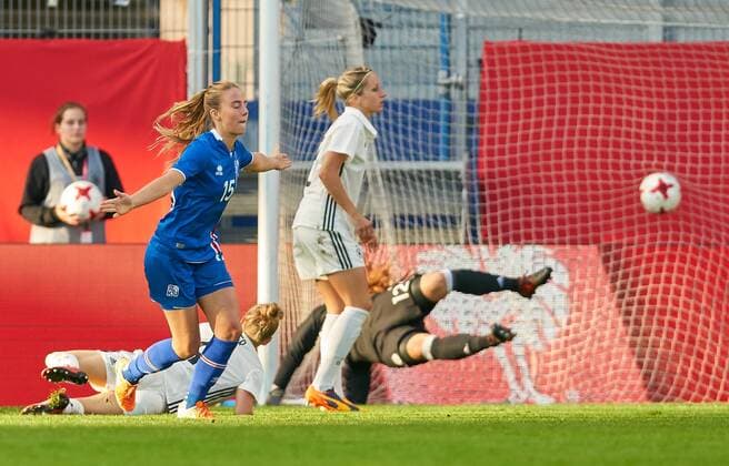 Elin JENSEN ISL 15 Goalshot scoring the goal to 1 2 goal jubilation Jubilee after the goal next to Laura BENKARTH DFB 12 Kathrin HENDRICH DFB 3 Lena GOESSLING DFB 8 Leonie MAIER DFB 4 GERMANY ICELAND 2 3 Soccer Laenderspiel Women Qualification for the World Cup 2019 in France Wiesbaden Germany 20 10 2017