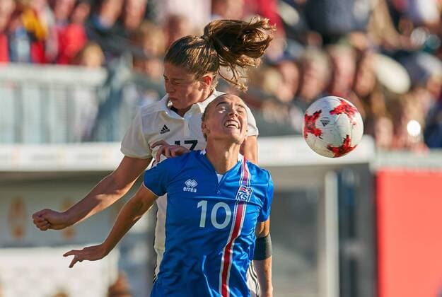 Melanie LEUPOLZ DFB 13 in the headball duel header with Dagny BRYNJARSDOTTIR ISL 10 GERMANY ICELAND 2 3 Soccer Laenderspiel Women Qualification for the World Cup 2019 in France Wiesbaden Germany 20 10 2017