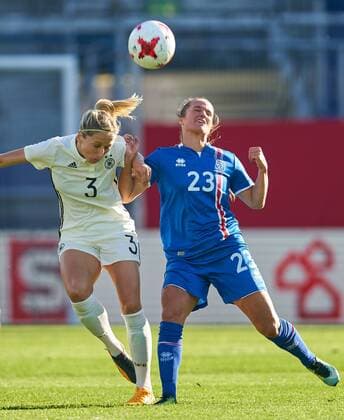 Kathrin HENDRICH DFB 3 in the headball duel headball with Fanndis FRIDRIKSDOTTIR ISL 23 GERMANY ICELAND 2 3 Soccer Laenderspiel Women Qualification for the World Cup 2019 in France Wiesbaden Germany 20 10 2017