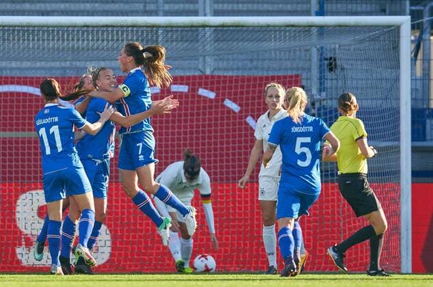 Dagny BRYNJARSDOTTIR ISL 10 goal scorers after the goal to score 0 1 with Sara Bjork GUNNARSDOTTIR ISL 7 Hallbera GISLADOTTIR ISL 11 GERMANY ICELAND 2 3 Soccer Laenderspiel Women Qualification for the World Cup 2019 in France Wiesbaden Germany 20 10 2017