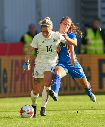Anna BLAESSE DFB 14 Zweokampf Action to the ball against Fanndis FRIDRIKSDOTTIR ISL 23 GERMANY ICELAND 2 3 Soccer Laenderspiel Women Qualification for the World Cup 2019 in France Wiesbaden Germany 20 10 2017