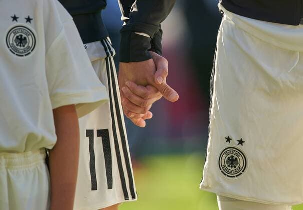 Hands holding themselves at the national anthem Symbolbild Illustration Feature sings sing Hymn Song Deutschlandlied GERMANY ICELAND 2 3 Soccer Laenderspiel Women s Qualification for the World Cup World Championship 2019 in France Wiesbaden Germany 20 10 2017