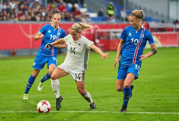 Anna BLAESSE DFB 14 Zweibrücken Action to beat the ball against Dagny BRYNJARSDOTTIR ISL 10 Anna BJORK KRISTJANSDOTTIR ISL 19 GERMANY ICELAND 2 3 Soccer Laenderspiel Women Qualification for the World Cup 2019 in France Wiesbaden Germany 20 10 2017