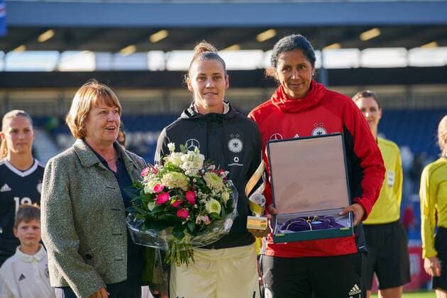 Honoring for Simone LAUDEHR DFB 6 to the 100 Laenderspiel by DFB Vice - President Hannelore Ratzeburg Steffi JONES Coachwoman Cheerleader DFB Ladies congratulated GERMANY ICELAND 2 3 Soccer Laenderspiel Women s qualification for the World Cup 2019 in France Wiesbaden Germany 20 10 2017