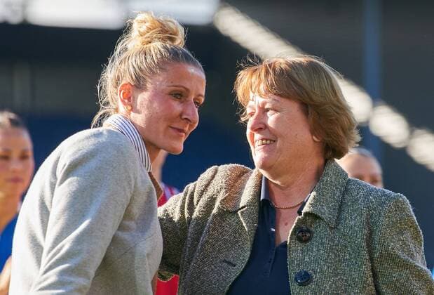 Adoption of Anja MITTAG from the national team by DFB Vice - President Hannelore Ratzeburg GERMANY ICELAND 2 3 Soccer Laenderspiel Women s qualification for the World Cup 2019 in France Wiesbaden Germany 20 10 2017