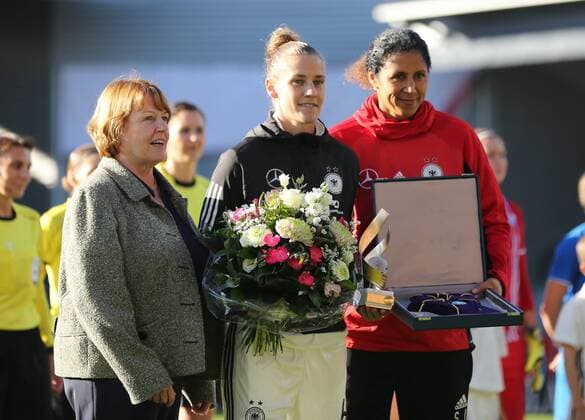 20 10 2017 xcex Wiesbaden German Women National Team DFB Germany Iceland WMQ Simone Laudehr 6 GER with DFB Vice President Hannelore Ratzeburg and Bundestrainer Steffi Jones
