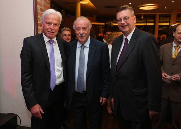 20 10 2017 German Academy for Football Football Football Award of the Walter Bensemann Prize 2015 JüRa Rainer Holzschuh kicker Editor and Jury President Vicente del Bosque Trainer Reinhard Grindel President DFB