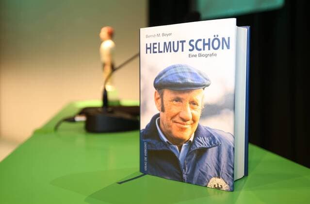 20 10 2017 Deutsche Akademie für Fussbalkultur Footballgala Award Winner Walter Bensemann Prize 2015 JüRa Vicente del Bosque Trainer Katrin Müller Hohenstein Moderator Dr Ulrich Maly Lord Mayor City of Nuremberg Rainer Holzschuh kicker Editor and Jury Chairman