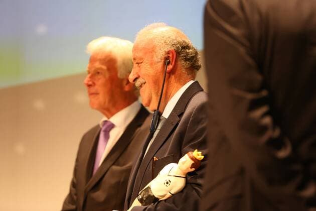 20 10 2017 Deutsche Akademie für Fussbalkultur Footballgala Award Winner Walter Bensemann Prize 2015 JüRa Vicente del Bosque Trainer Katrin Müller Hohenstein Moderator Dr Ulrich Maly Lord Mayor City of Nuremberg Rainer Holzschuh kicker Editor and Jury Chairman