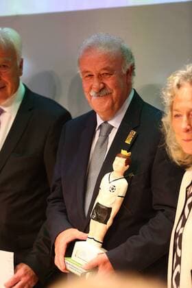 20 10 2017 Deutsche Akademie für Fussbalkultur Footballgala Award Winner Walter Bensemann Prize 2015 JüRa Vicente del Bosque Trainer Katrin Müller Hohenstein Moderator Dr Ulrich Maly Lord Mayor City of Nuremberg Rainer Holzschuh kicker Editor and Jury Chairman