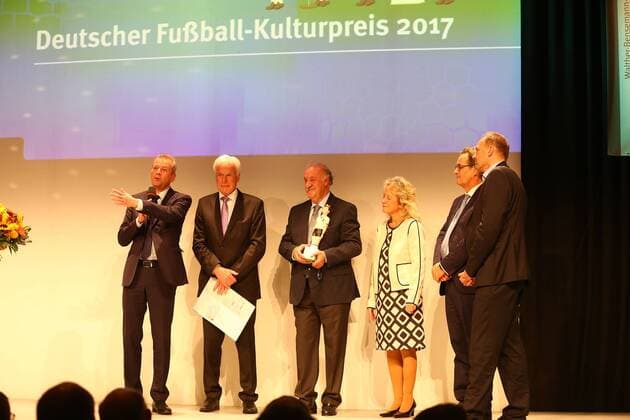 20 10 2017 Deutsche Akademie für Fussbalkultur Footballgala Award Winner Walter Bensemann Prize 2015 JüRa Vicente del Bosque Trainer Katrin Müller Hohenstein Moderator Dr Ulrich Maly Lord Mayor City of Nuremberg Rainer Holzschuh kicker Editor and Jury Chairman