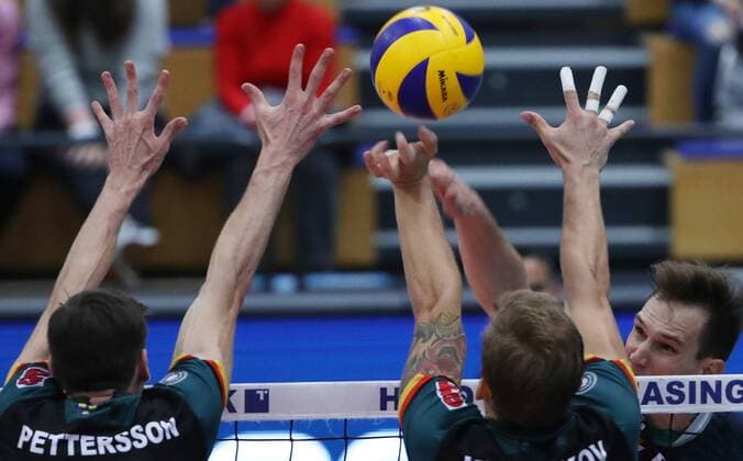VOLLEYBALL - VBL, Tirol vs Ingersoll INNSBRUCK,AUSTRIA,21.OCT.17 - VOLLEYBALL - VBL, Hypo Tirol AlpenVolleys vs TV Ingersoll Buehl. Image shows David Pettersson, Iurii Kruzhkov (Buehl) and Stefan Chrtiansky (Tirol). GEPAxpictures xAndreasxPranter