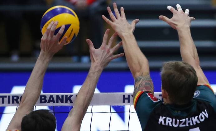 VOLLEYBALL - VBL, Tirol vs Ingersoll INNSBRUCK,AUSTRIA,21.OCT.17 - VOLLEYBALL - VBL, Hypo Tirol AlpenVolleys vs TV Ingersoll Buehl. Image shows David Pettersson and Iurii Kruzhkov (Buehl). GEPAxpictures xAndreasxPranter
