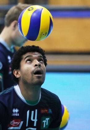VOLLEYBALL - VBL, Tirol vs Ingersoll INNSBRUCK,AUSTRIA,21.OCT.17 - VOLLEYBALL - VBL, Hypo Tirol AlpenVolleys vs TV Ingersoll Buehl. Image shows Douglas Duarte da Silva (Tirol). GEPAxpictures xAndreasxPranter